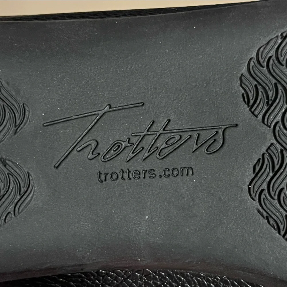 Trotter Sage Scalloped edging  Black Leather Loafers, size 7.5W